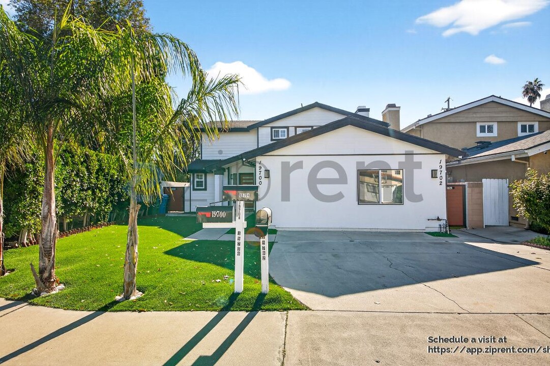 19700 Blythe St in Los Angeles, CA - Building Photo