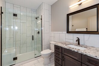 Isaac Executive Suites in Dekalb, IL - Foto de edificio - Building Photo