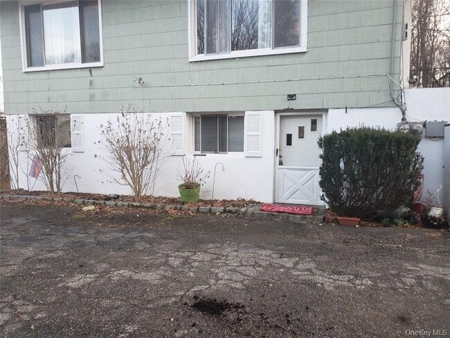 8 Beech Pl in Lake Peekskill, NY - Building Photo - Building Photo