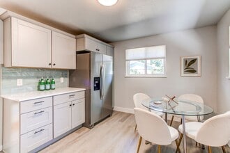 9645 W 22nd Pl in Lakewood, CO - Foto de edificio - Building Photo