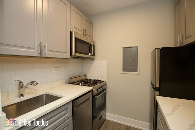 535 W Belmont Ave, Unit A06C in Chicago, IL - Building Photo - Building Photo