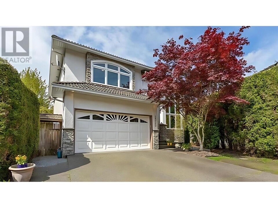 3320 Rosalie Ct in Coquitlam, BC - Building Photo