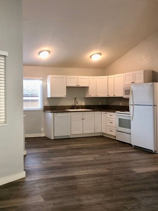 4709 River Ave in Newport Beach, CA - Building Photo