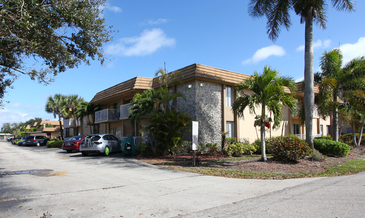 Green Tee Village in Ft. Myers, FL - Building Photo