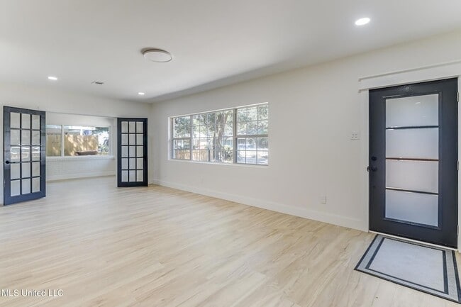 175 St Charles Ave in Biloxi, MS - Building Photo - Building Photo