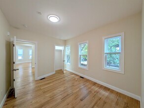 22 Holyoke Rd, Unit 22 in Somerville, MA - Foto de edificio - Building Photo