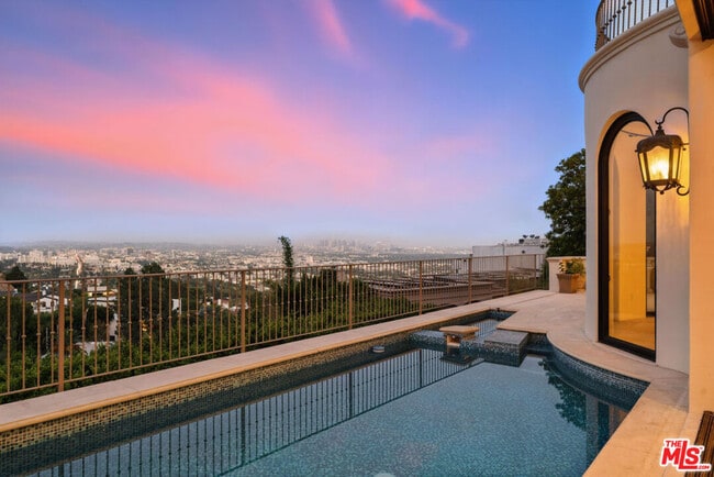 1675 Woods Dr in Los Angeles, CA - Building Photo - Building Photo