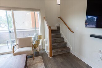 2827 Manor Rd in Austin, TX - Building Photo - Building Photo