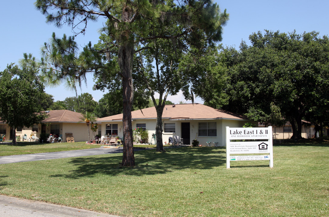 Lake East I & II in Bradenton, FL - Foto de edificio