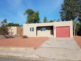 1325 Lobo Place Northeast in Albuquerque, NM - Building Photo