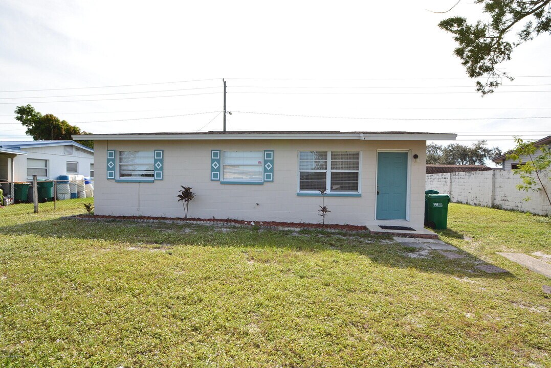 2415 Sadler Ln in Melbourne, FL - Building Photo