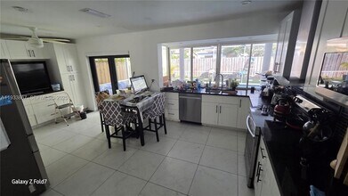 7817 Fairway Blvd in Miramar, FL - Building Photo - Building Photo