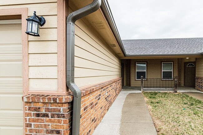 1812 Clover Dr in Junction City, KS - Building Photo - Building Photo