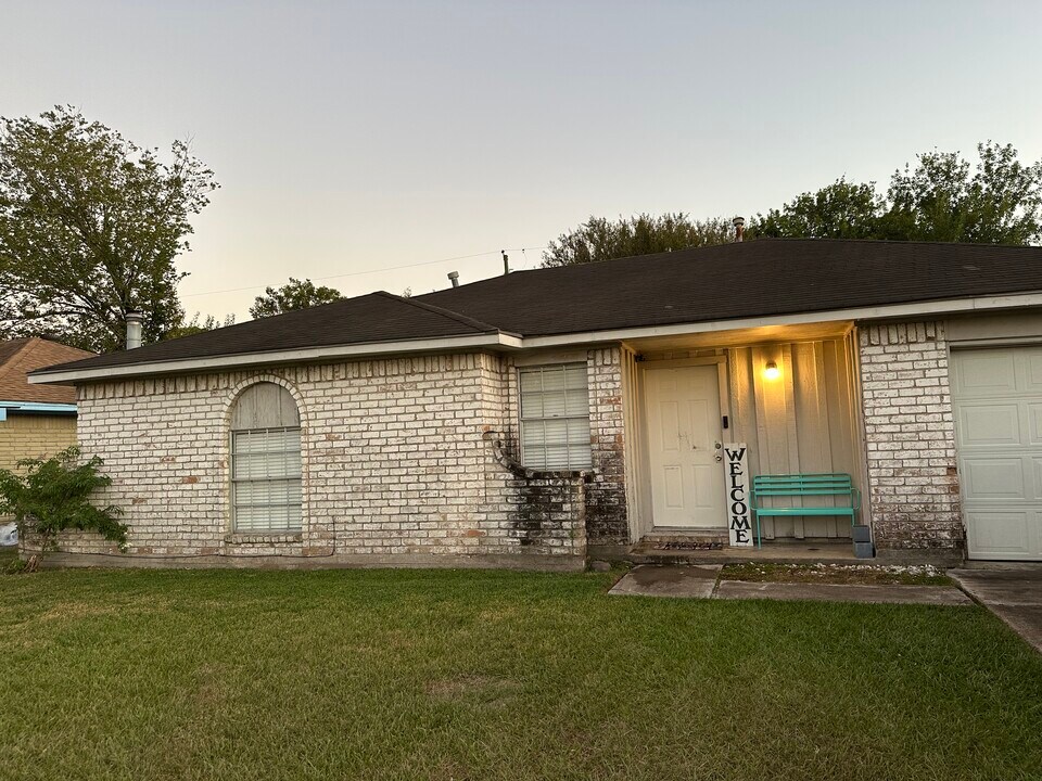 546 Glenvale Dr in Houston, TX - Building Photo