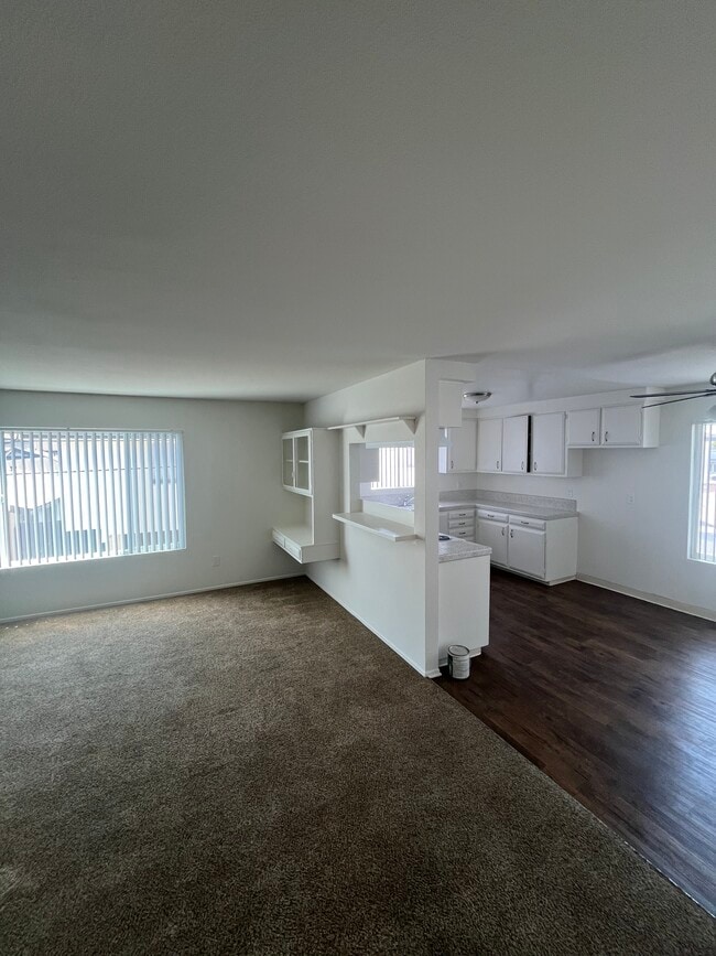 R & B Acacia Apartments in Garden Grove, CA - Foto de edificio - Building Photo