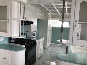 202 Vía Mesa Grande in Redondo Beach, CA - Building Photo - Building Photo
