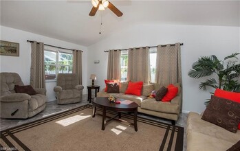 3323 Surfside Blvd in Cape Coral, FL - Foto de edificio - Building Photo