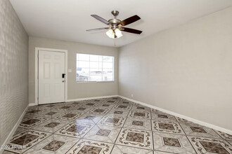 2010 W Holly St in Phoenix, AZ - Building Photo - Building Photo