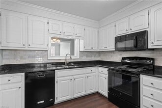 345 Middle Oaks Dr in Chesapeake, VA - Building Photo - Building Photo