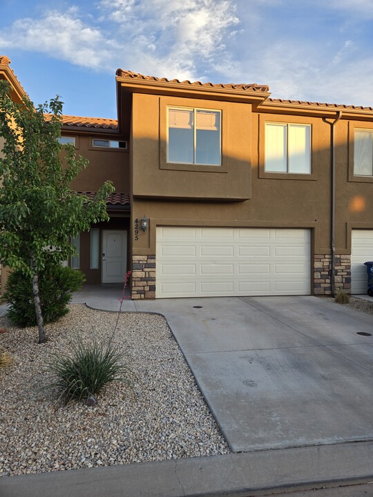 4295 Bella Vista Dr in Santa Clara, UT - Building Photo