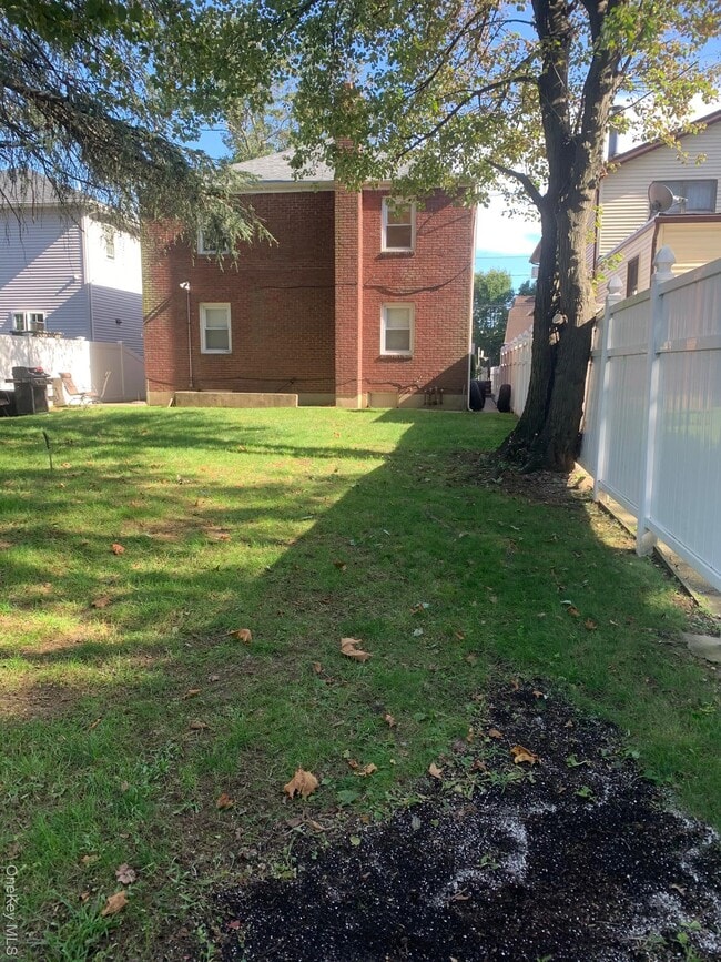 71 Evergreen Ave in Lynbrook, NY - Building Photo - Building Photo