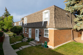 330 Canterbury Dr SW in Calgary, AB - Building Photo - Building Photo