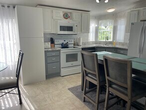 16300 Pine Ridge Rd in Ft. Myers, FL - Building Photo - Building Photo