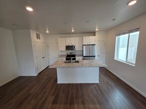 37 N Veranda Ct in Saratoga Springs, UT - Foto de edificio - Building Photo