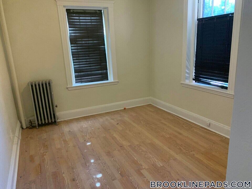 9 James St in Brookline, MA - Building Photo