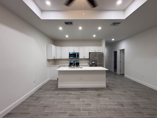 4656 28th St SW in Lehigh Acres, FL - Foto de edificio - Building Photo