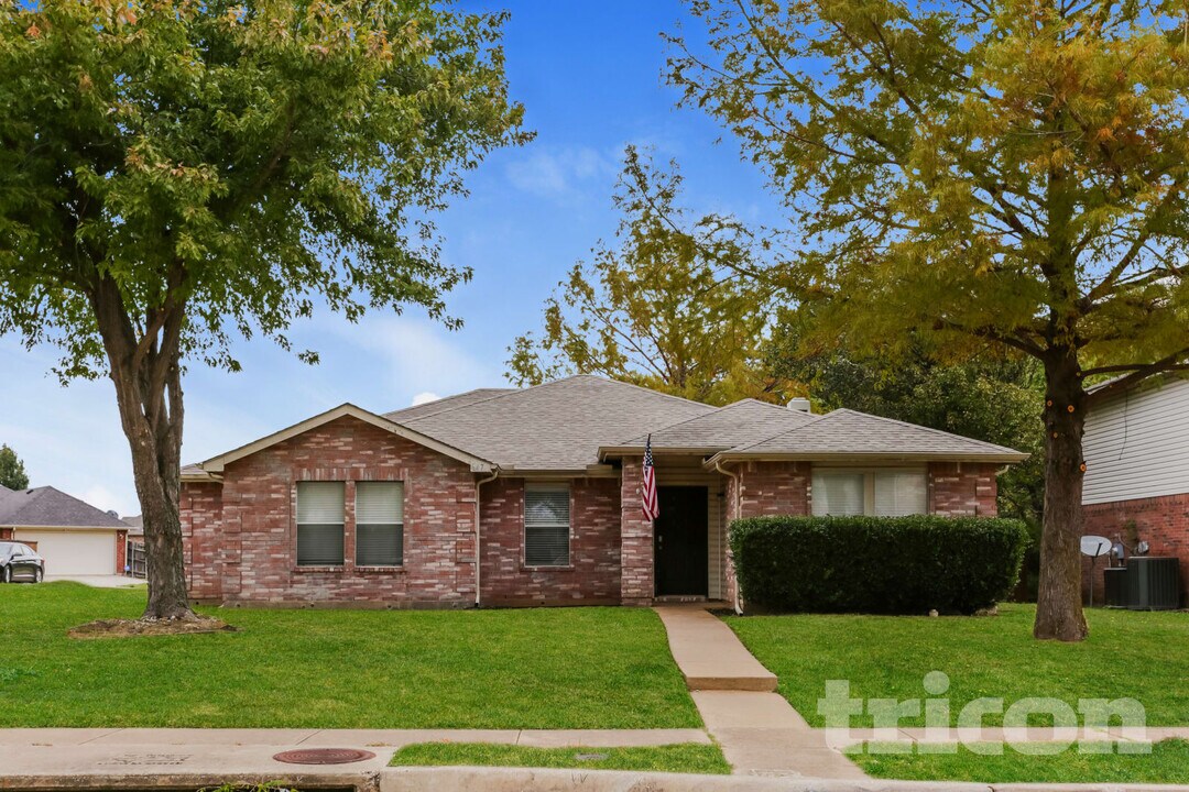 647 Blue Chalk Dr in Cedar Hill, TX - Building Photo