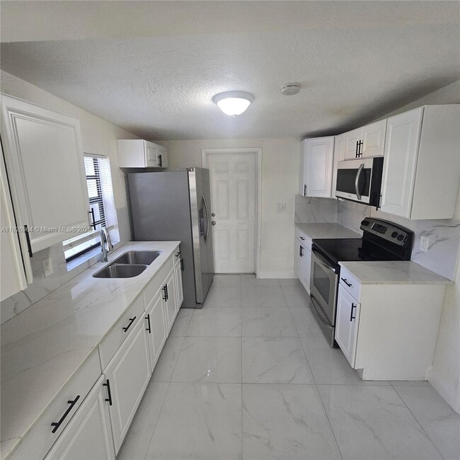 1732 NW 80th St in Miami, FL - Building Photo - Building Photo