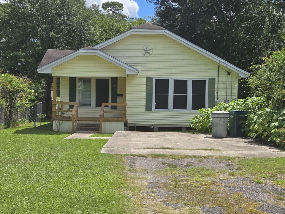 458 Belvedere Dr in Beaumont, TX - Building Photo