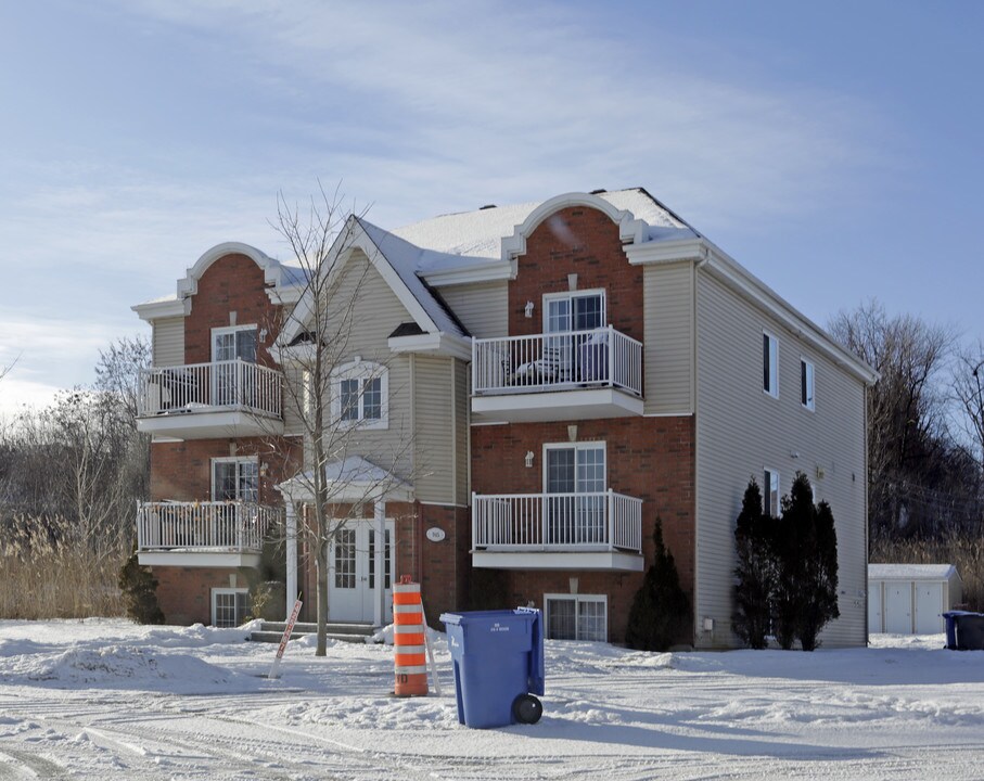 945 de Clichy in Pincourt, QC - Building Photo