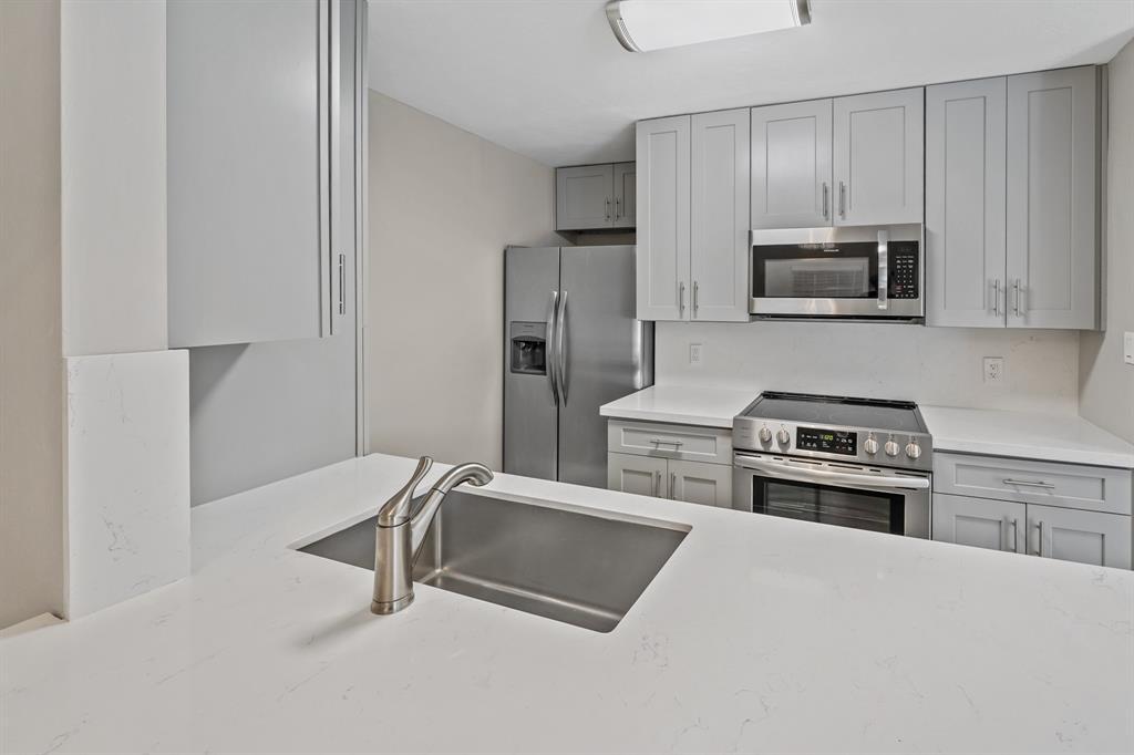 2101 Fountain View Dr in Houston, TX - Building Photo