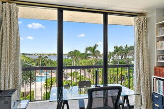 3390 S Ocean Blvd in Palm Beach, FL - Foto de edificio - Building Photo