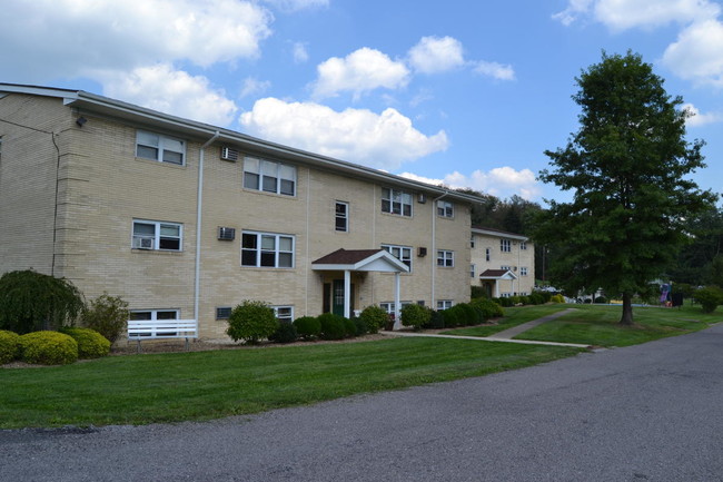 Town & Country Apartments in East Liverpool, OH - Building Photo - Building Photo