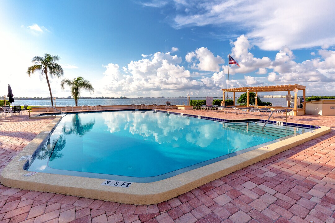 6051 Sun Blvd, Unit 215 in St. Petersburg, FL - Foto de edificio