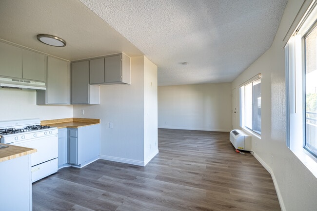 249 W Alameda Ave in Burbank, CA - Building Photo - Building Photo