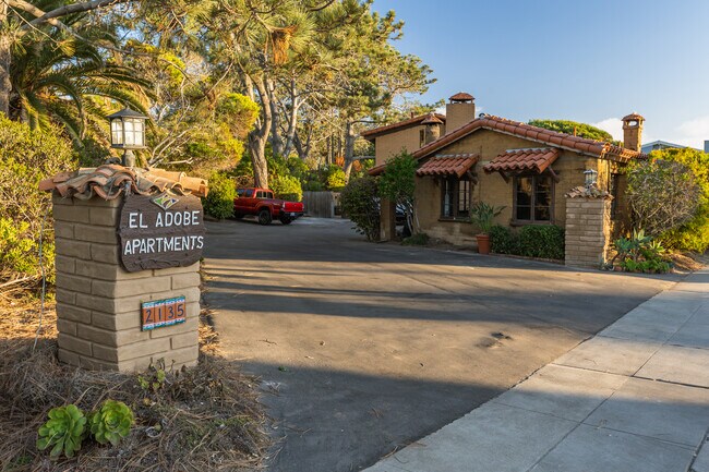 El Adobe Apartments in Del Mar, CA - Foto de edificio - Building Photo