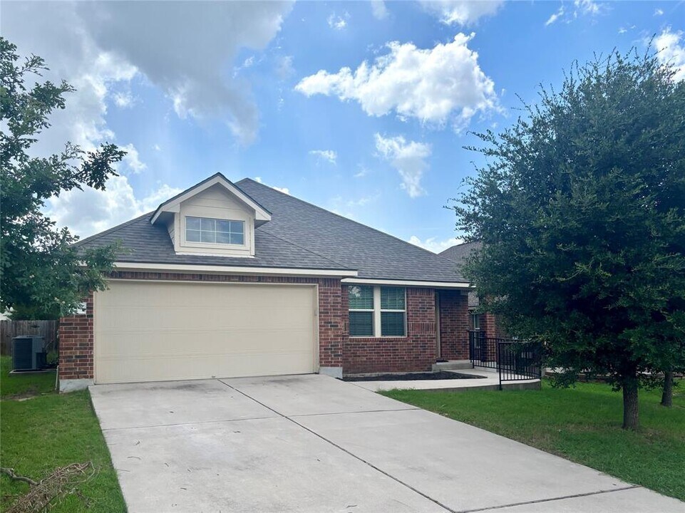 909 Coulee Dr in Leander, TX - Building Photo