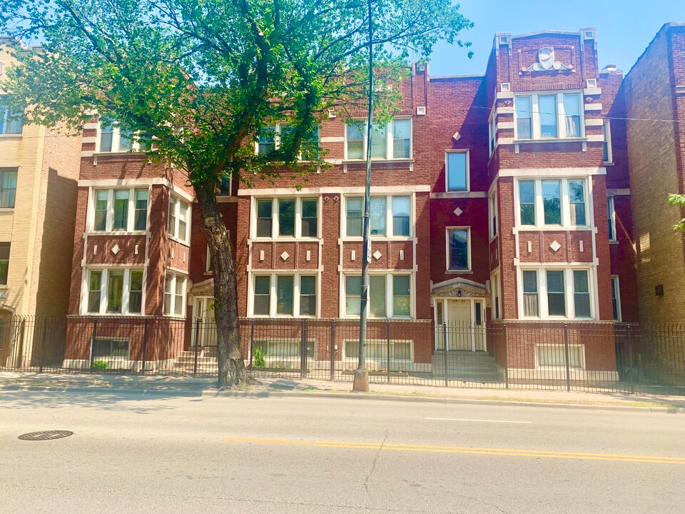 5783 N Ridge Ave in Chicago, IL - Foto de edificio