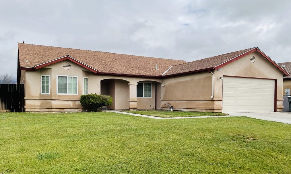 1198 Hartley Dr in Hanford, CA - Building Photo