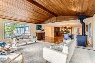 21240 S Wisteria Rd in West Linn, OR - Building Photo - Building Photo
