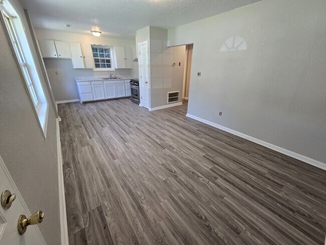 property at 113 E Kelly Ave