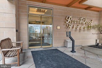 12246 Roundwood Rd-Unit -405 in Timonium, MD - Building Photo - Building Photo