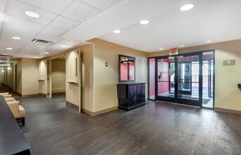 Furnished Studio-Seattle - Everett - North in Everett, WA - Foto de edificio - Building Photo