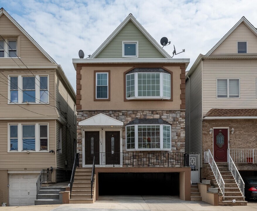 164 Avenue B in Bayonne, NJ - Building Photo