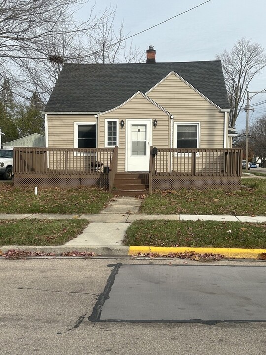 1003 Albert Ave in Sycamore, IL - Foto de edificio