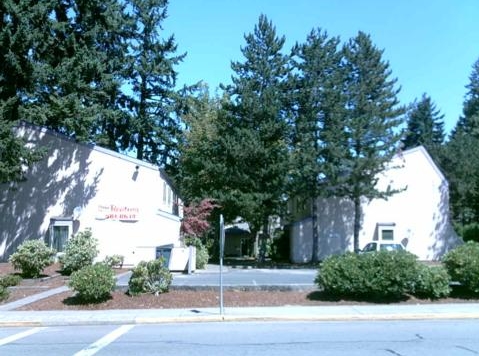 Burnwood Manor in Woodburn, OR - Building Photo